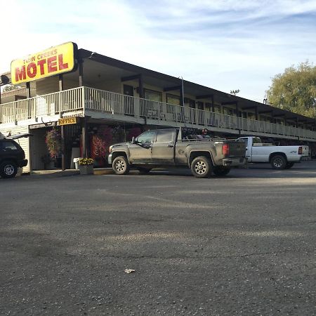 Twin Creeks Motel Lumby Esterno foto