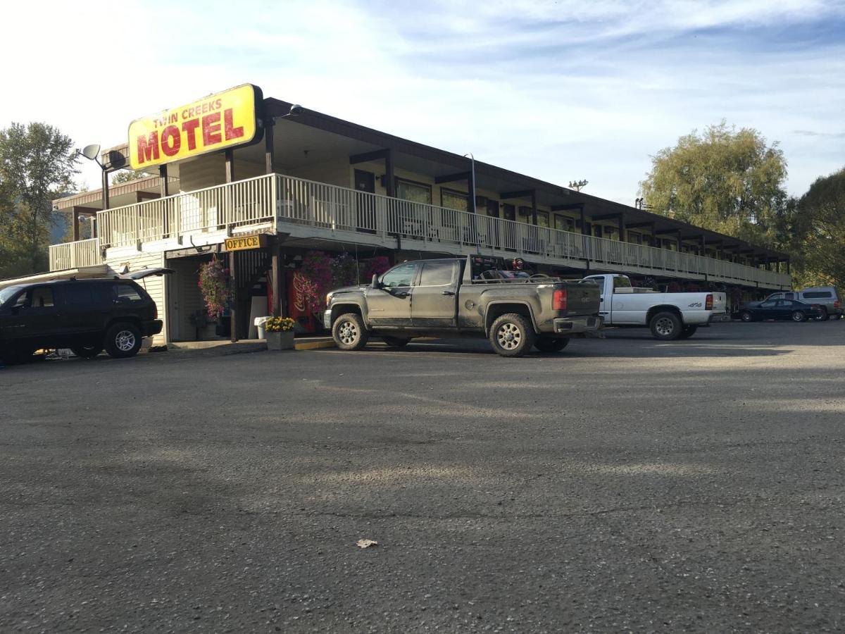 Twin Creeks Motel Lumby Esterno foto