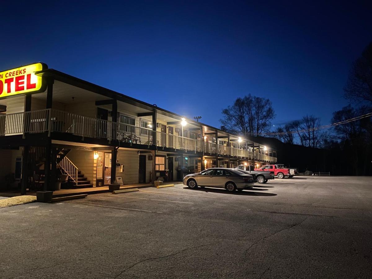 Twin Creeks Motel Lumby Esterno foto